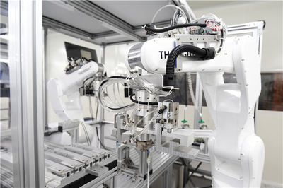 5金山科技智能工厂数字医疗设备生产线上的工业机器人。金山科技供图